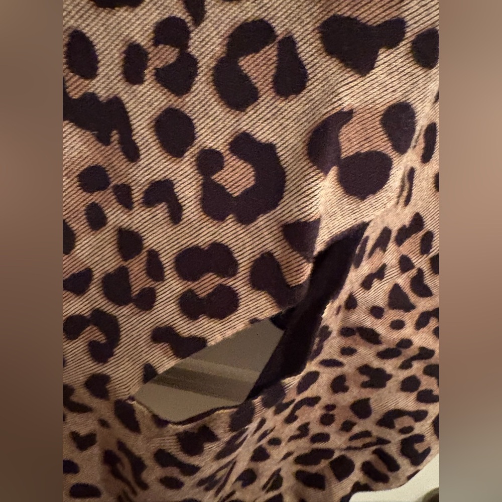 Chico’s Animal Print Reversible Travel Wrap Rauna with travel bag. - Picture 5 of 10